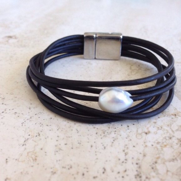 Leather and Pearl Bracelet w/ Magnetic Clasp - Picture 1 of 3